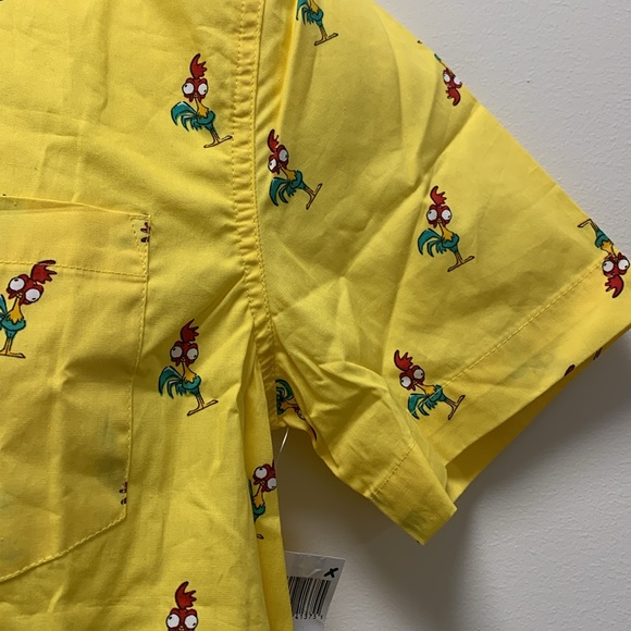 NEW Disney Camp Shirt Button Down Moana Hei-Hei Yellow Men’s Small - Picture 2 of 12
